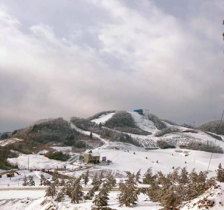绿葱坡滑雪场怎么样，宜昌到巴东绿葱坡滑雪一日游直通车天天发团