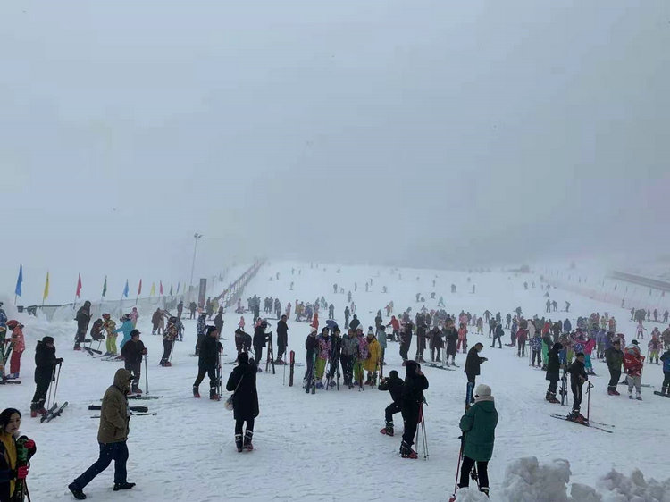 宜昌市首届大众冰雪季滑雪公开赛在五峰国际滑雪场举行